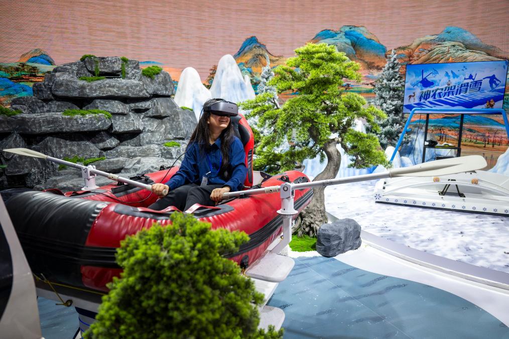 9月12日，观众在博览会上体验交互项目。新华社记者 伍志尊 摄