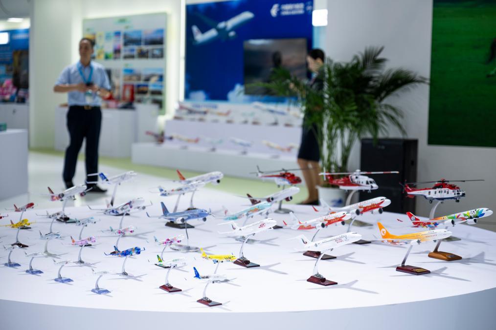 9月12日，观众在博览会上参观。新华社记者 伍志尊 摄