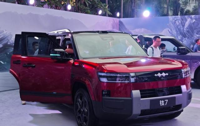 比亚迪突曝大消息：不装了摊牌了，下一个“大爆款”钛7凭借出色的越野性能和经济实用，引领中大型SUV市场，或将成为全球现象级车型-有驾