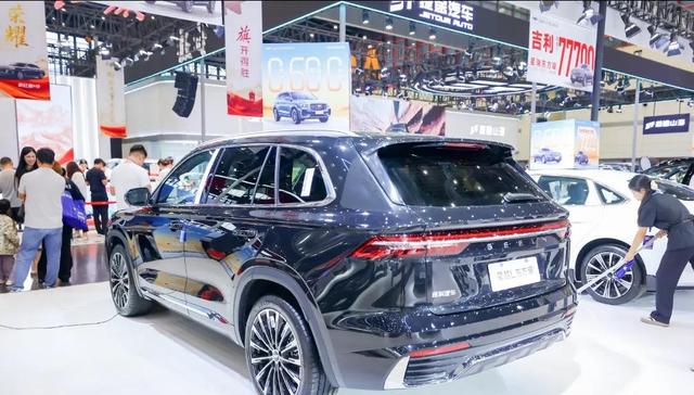 吉利车展双线发力，燃油智能升级，新能源亲民实用-有驾
