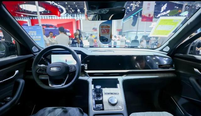 吉利车展双线发力，燃油智能升级，新能源亲民实用-有驾