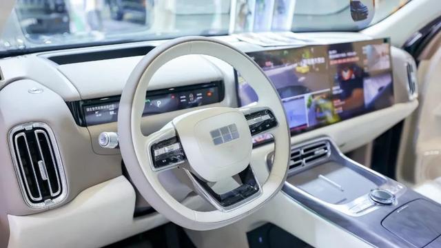 吉利车展双线发力，燃油智能升级，新能源亲民实用-有驾