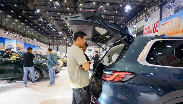 吉利车展双线发力，燃油智能升级，新能源亲民实用-有驾