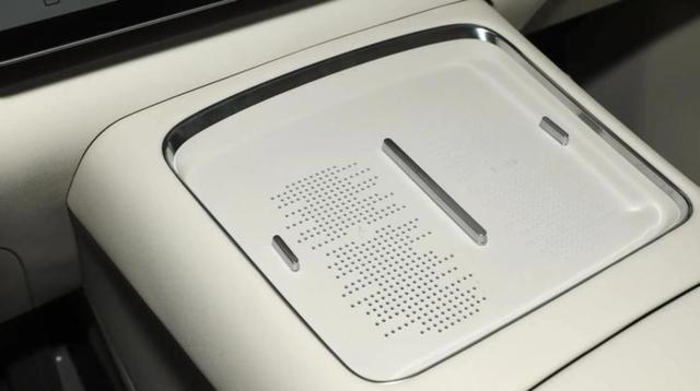 细数全新岚图知音的暖心小配置，副驾小挂钩、副驾化妆镜、香氛系统和后备箱插座，为用户带来更多便利与舒适体验盼你享受每一次驾乘时光-有驾