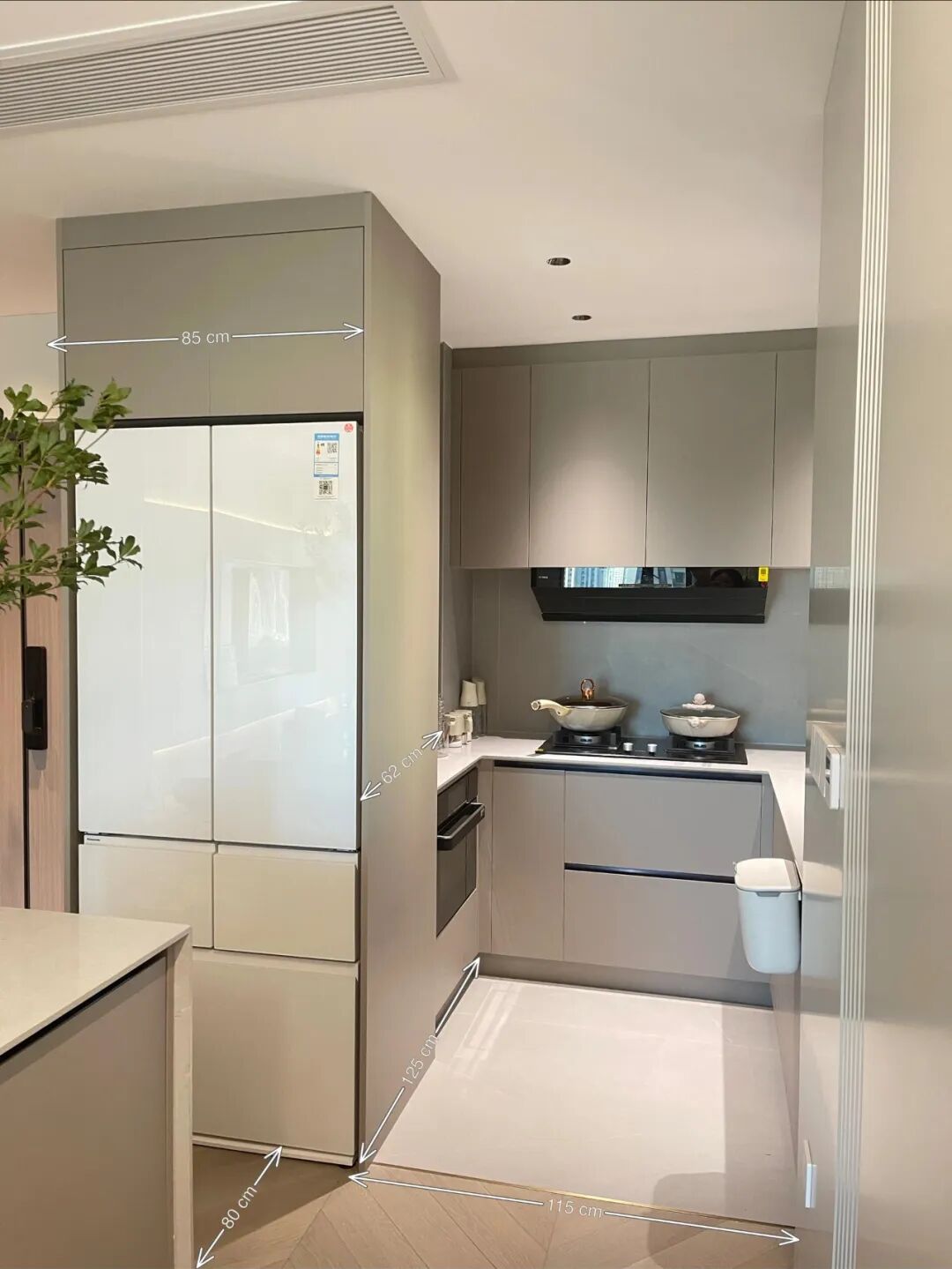 _冰箱厨房橱柜的装饰效果图_冰箱厨房位置摆放图