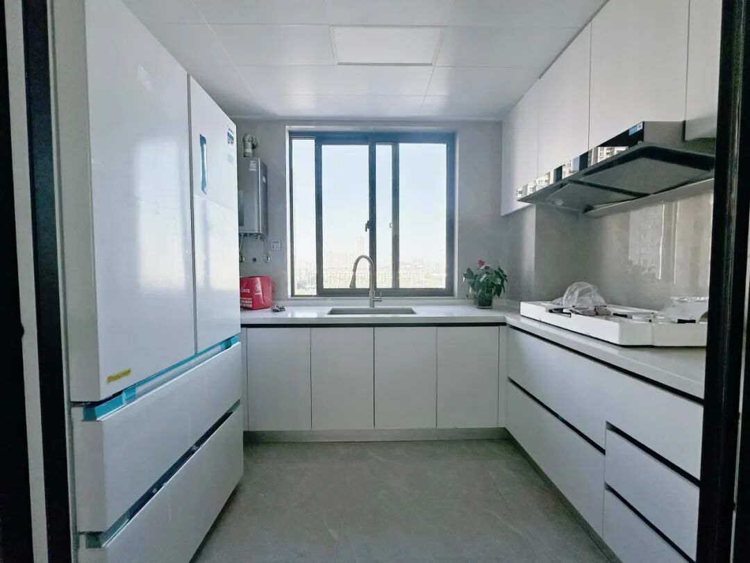 冰箱厨房橱柜的装饰效果图__冰箱厨房位置摆放图