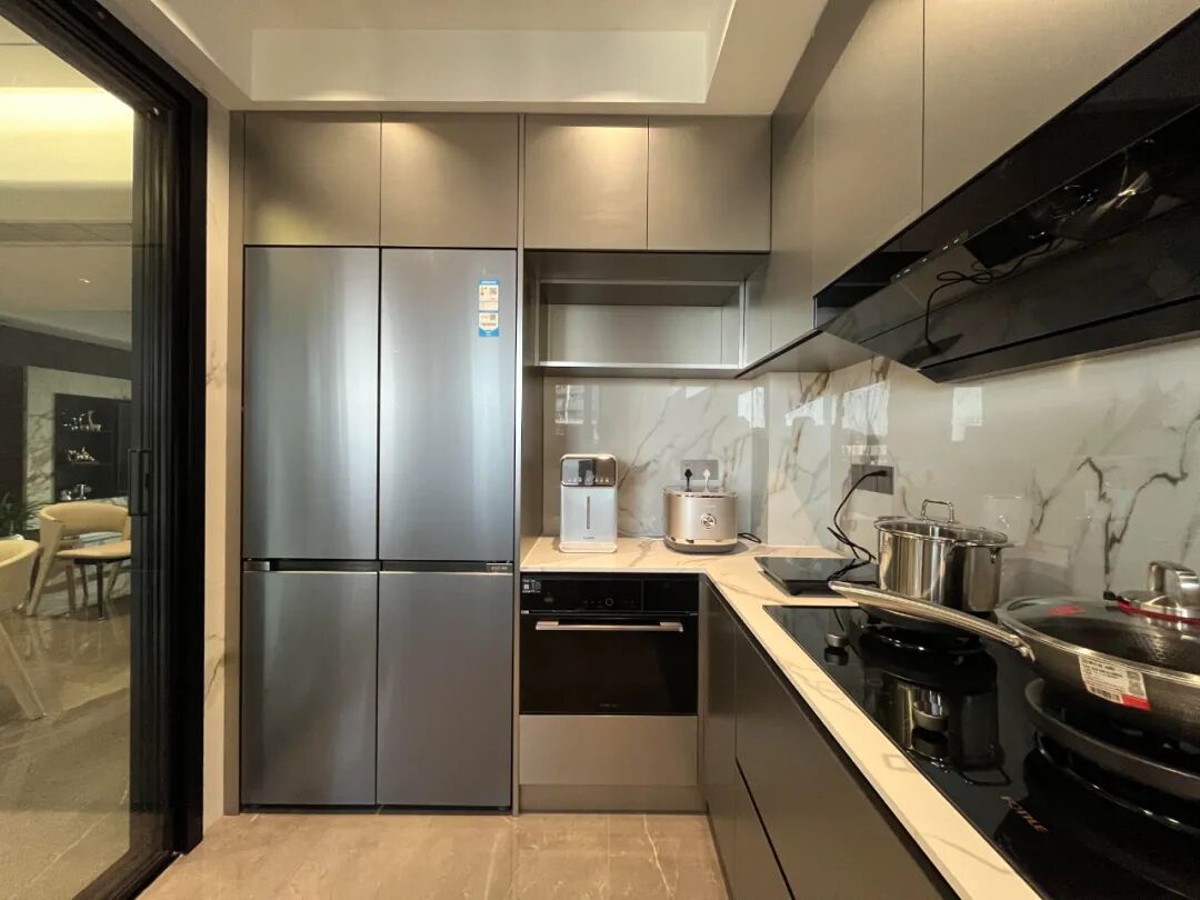 _冰箱厨房橱柜的装饰效果图_冰箱厨房位置摆放图