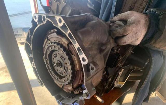 双离合总坏？维修师傅叹气：九成车主这些习惯太伤车，正确驾驶与保养可以大大延长变速箱的使用寿命-有驾