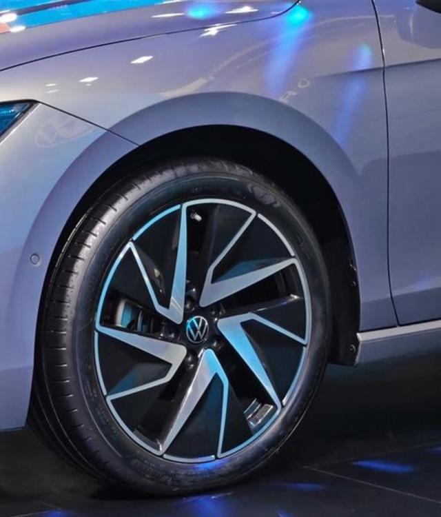 全新迈腾在成都车展闪耀登场，德系智驾重塑B级新标杆，兼顾年轻化设计与豪华质感，全面提升动力油耗表现成为全方位的优质选择-有驾