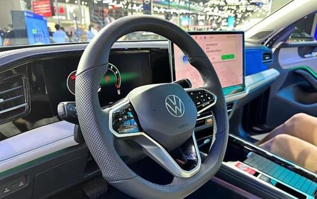 全新迈腾在成都车展闪耀登场，德系智驾重塑B级新标杆，兼顾年轻化设计与豪华质感，全面提升动力油耗表现成为全方位的优质选择-有驾