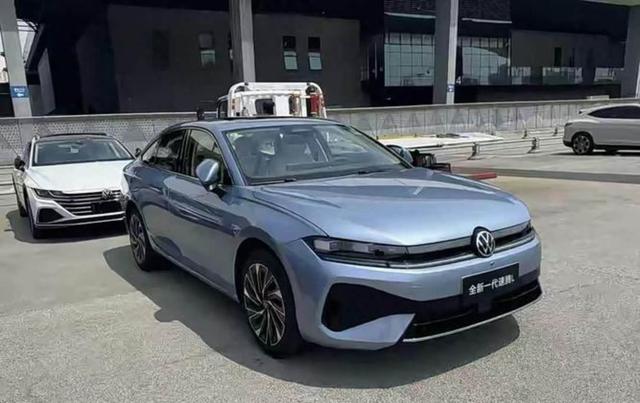 全新迈腾在成都车展闪耀登场，德系智驾重塑B级新标杆，兼顾年轻化设计与豪华质感，全面提升动力油耗表现成为全方位的优质选择-有驾