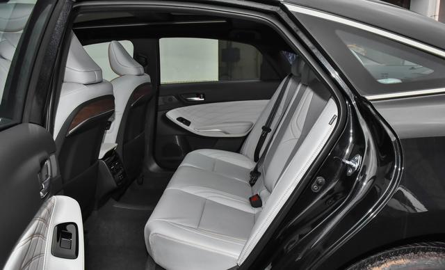 丰田直降至13.88万，近5米车配10气囊，月销11364辆-有驾