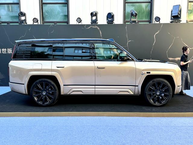 仰望U8L鼎世版上市,128万起,行政豪华大佬座驾-有驾