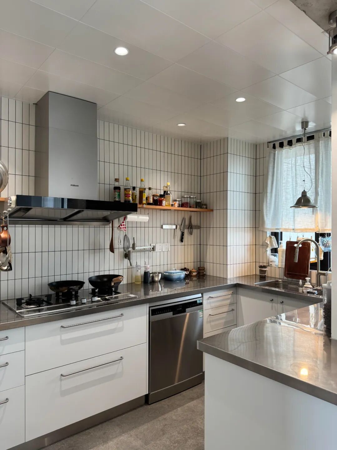 女子毛坯房装修_新地球发现引网友畅想_