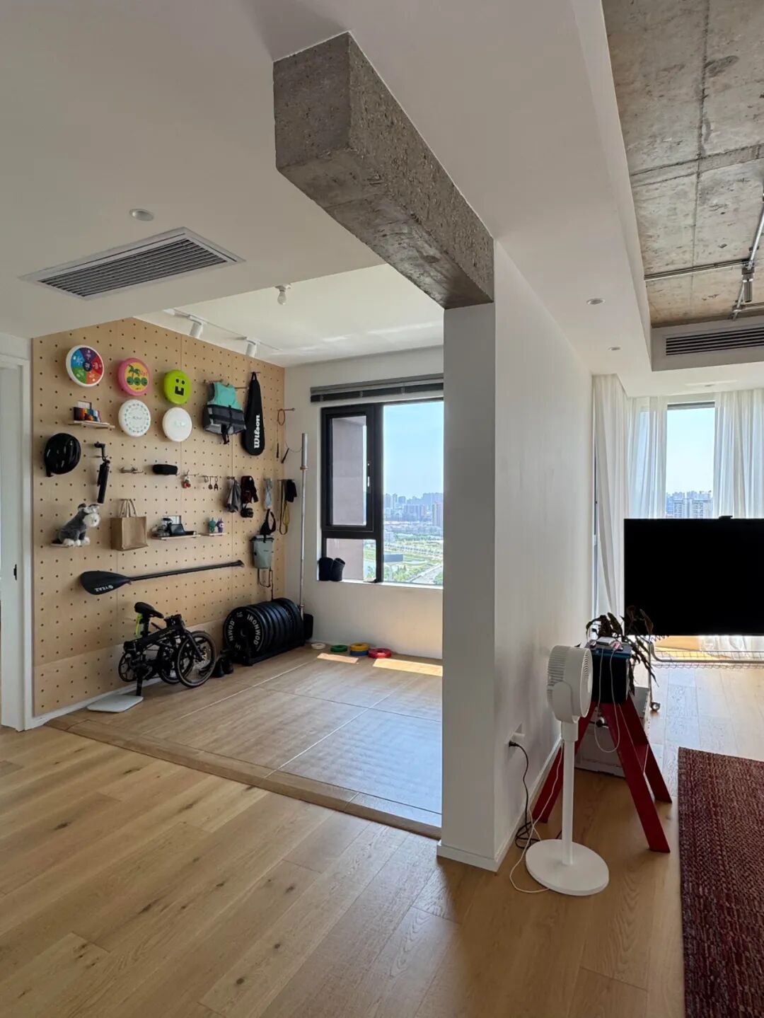 _女子毛坯房装修_新地球发现引网友畅想