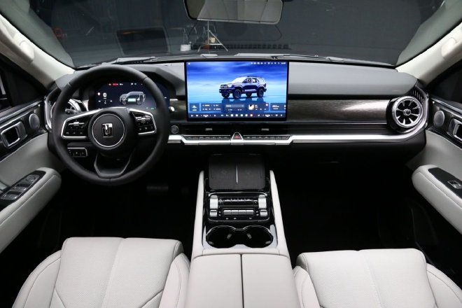 朋克?坦克?当越野车碰上潮流 实拍全新坦克400Hi4-Z