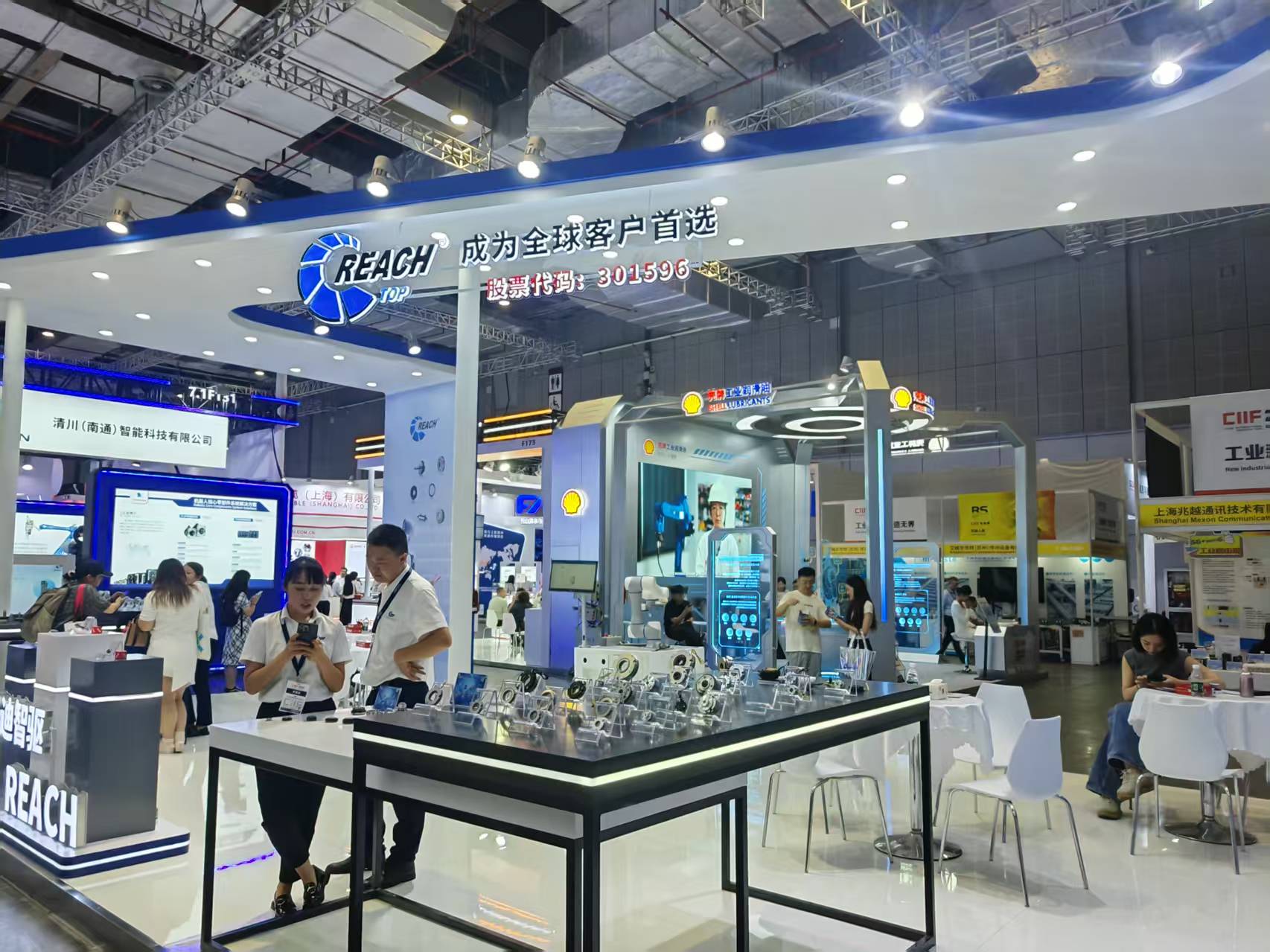 AI机器人应用场景迈向1-100 厂商人士透露“今年销售增速预计超50%”  |直击2025工博会_AI机器人应用场景迈向1-100 厂商人士透露“今年销售增速预计超50%”  |直击2025工博会_