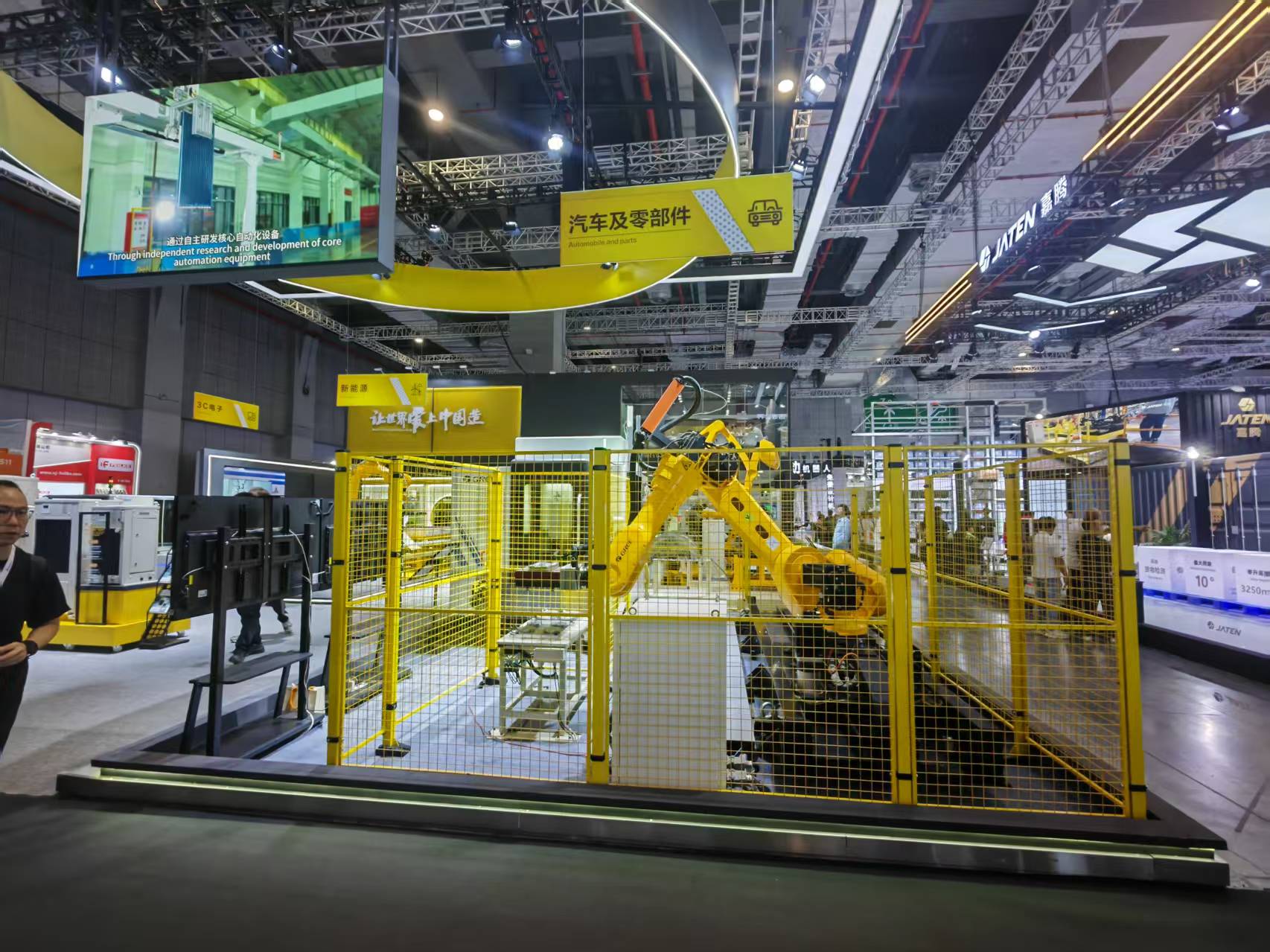 AI机器人应用场景迈向1-100 厂商人士透露“今年销售增速预计超50%”  |直击2025工博会__AI机器人应用场景迈向1-100 厂商人士透露“今年销售增速预计超50%”  |直击2025工博会