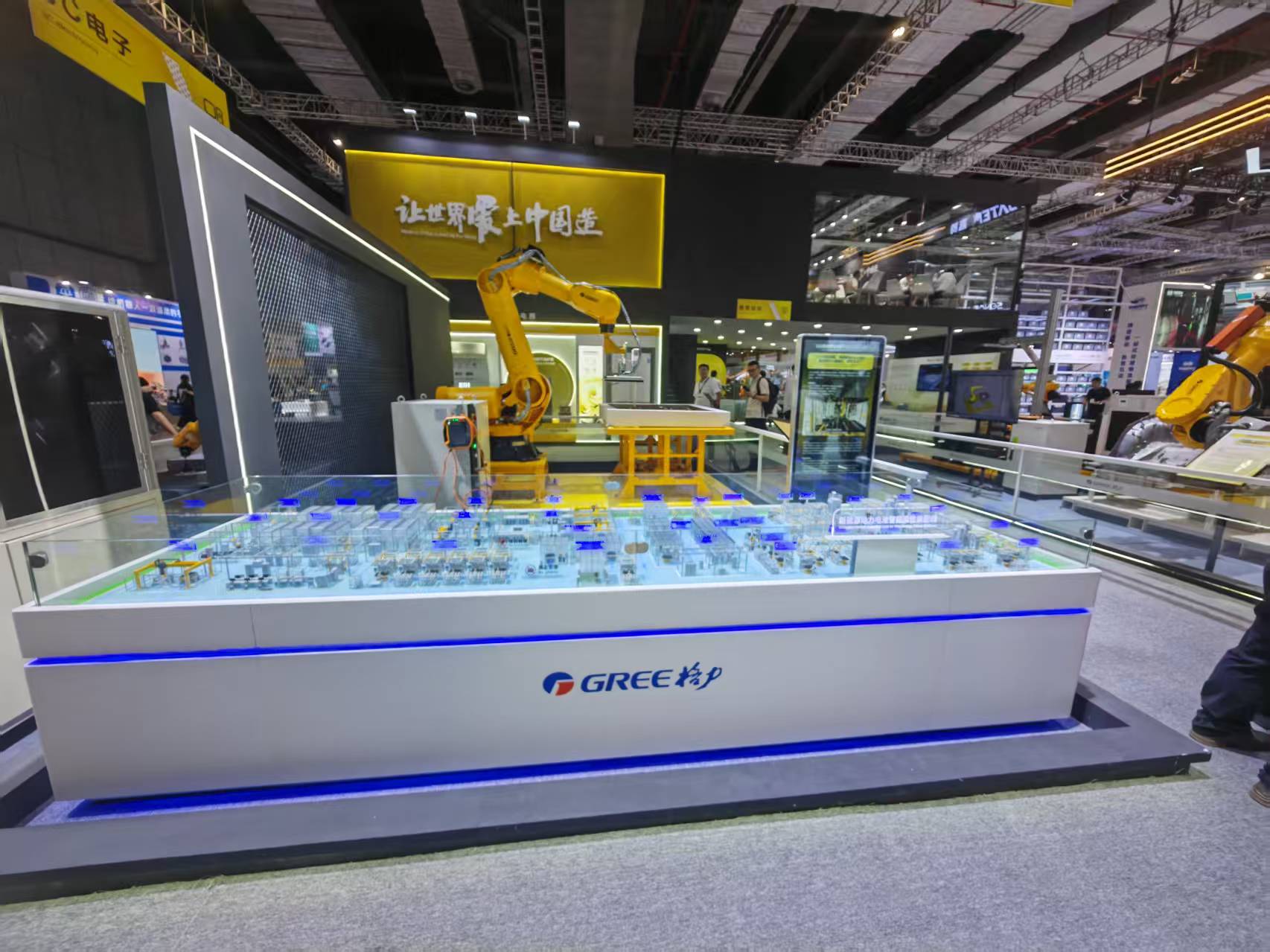 AI机器人应用场景迈向1-100 厂商人士透露“今年销售增速预计超50%”  |直击2025工博会__AI机器人应用场景迈向1-100 厂商人士透露“今年销售增速预计超50%”  |直击2025工博会