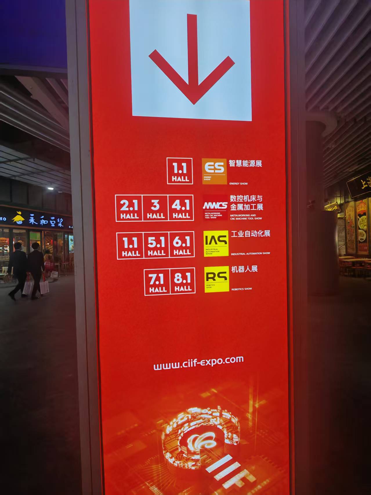 AI机器人应用场景迈向1-100 厂商人士透露“今年销售增速预计超50%”  |直击2025工博会_AI机器人应用场景迈向1-100 厂商人士透露“今年销售增速预计超50%”  |直击2025工博会_