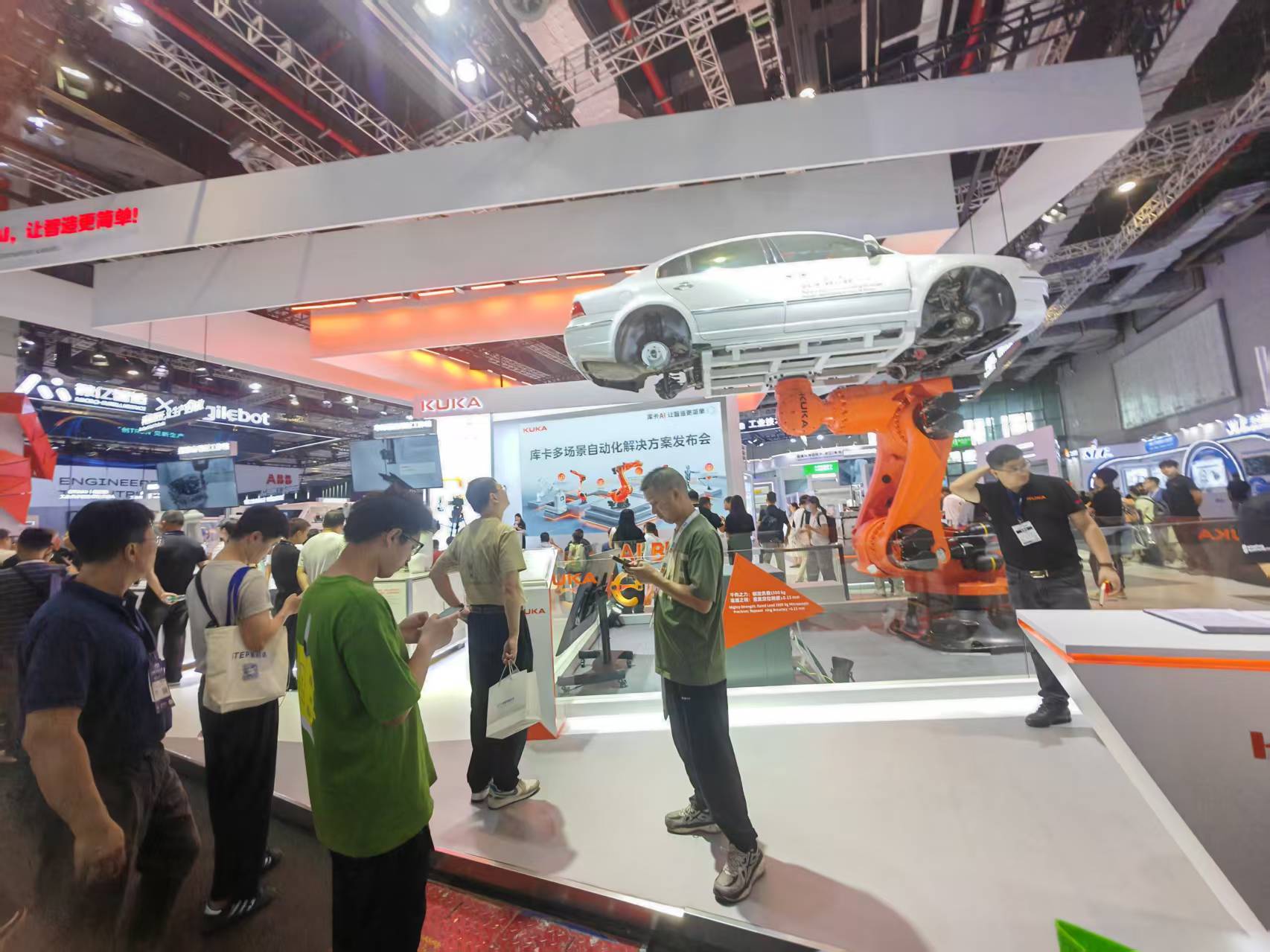 AI机器人应用场景迈向1-100 厂商人士透露“今年销售增速预计超50%”  |直击2025工博会_AI机器人应用场景迈向1-100 厂商人士透露“今年销售增速预计超50%”  |直击2025工博会_