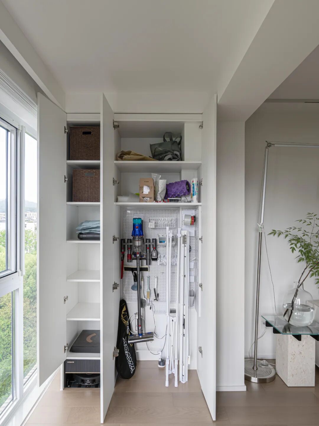 居家收纳一点通__阳台收纳柜子格子设计