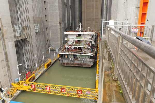 货船在三峡升船机舱内等待通行。汤永浩摄