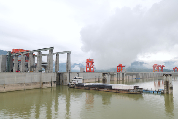 货船通过三峡升船机。汤永浩摄