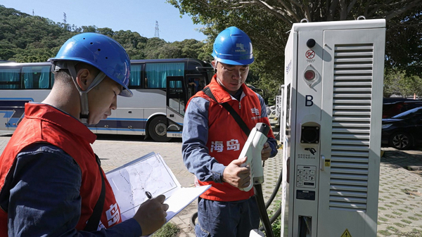 南澳供电局“海岛轻骑”党员服务队维护充电设施。蔡陈立摄