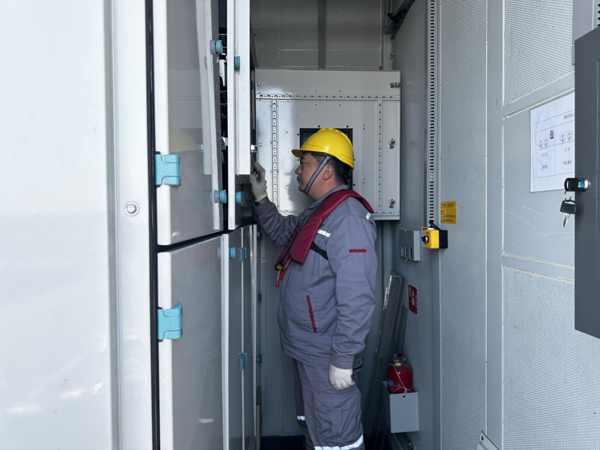 工作人员检查箱变保护定值。受访者供图