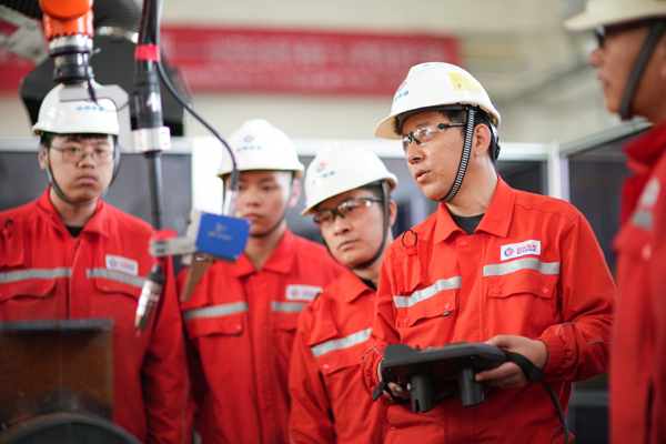 工作中的刘海林（右二）和他的团队成员。受访者供图