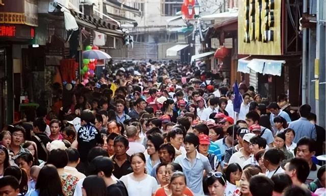 国庆变“国庆劫”！44万人挤西湖，高速充电排队4小时！-有驾