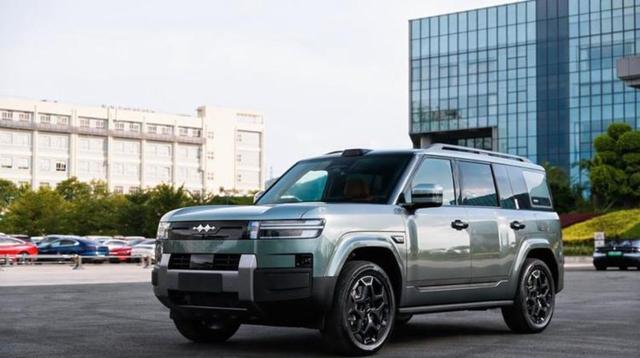 方程豹钛7被追尾后车身高刚性能分散冲击力展现安全豪华实力，越野性能全面超越城市SUV，产能提升助力月销过两万成为市场新宠-有驾