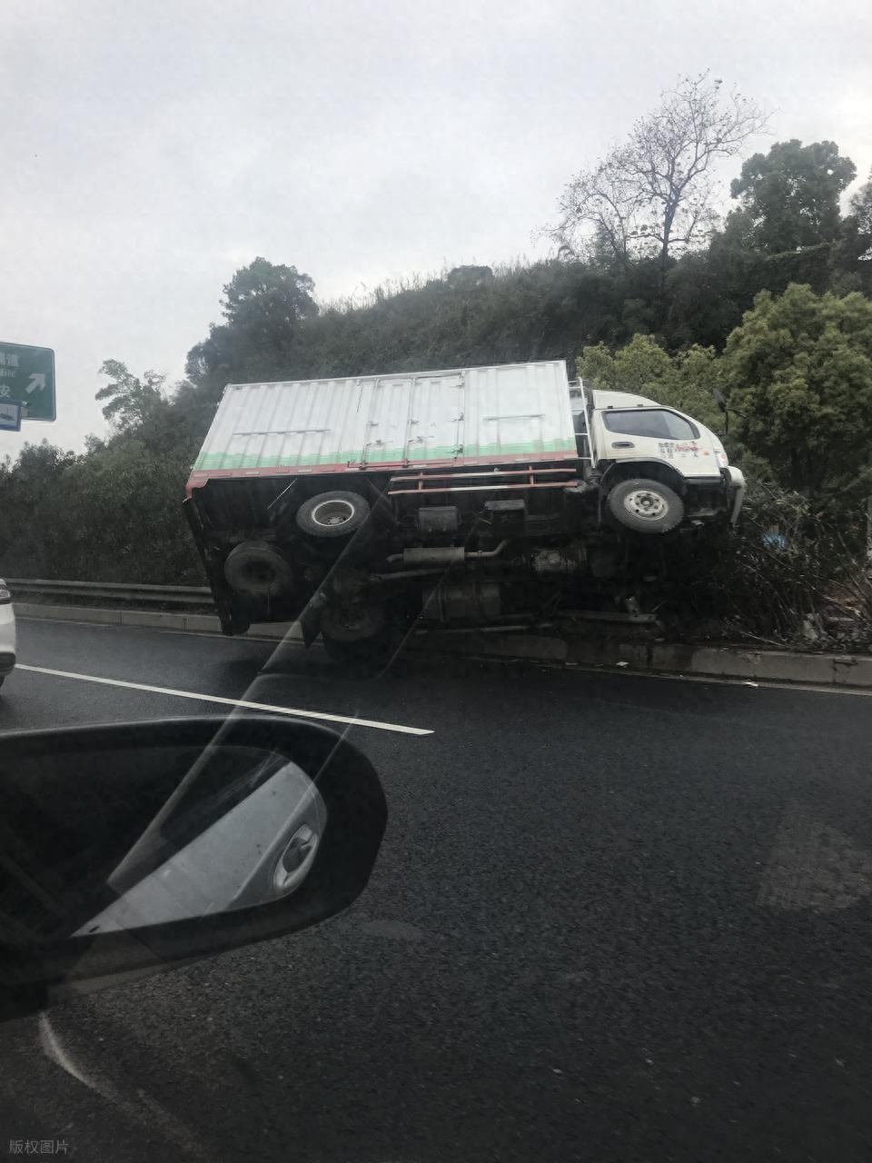 _爆胎的话胎压监测会提醒吗_车爆胎因素