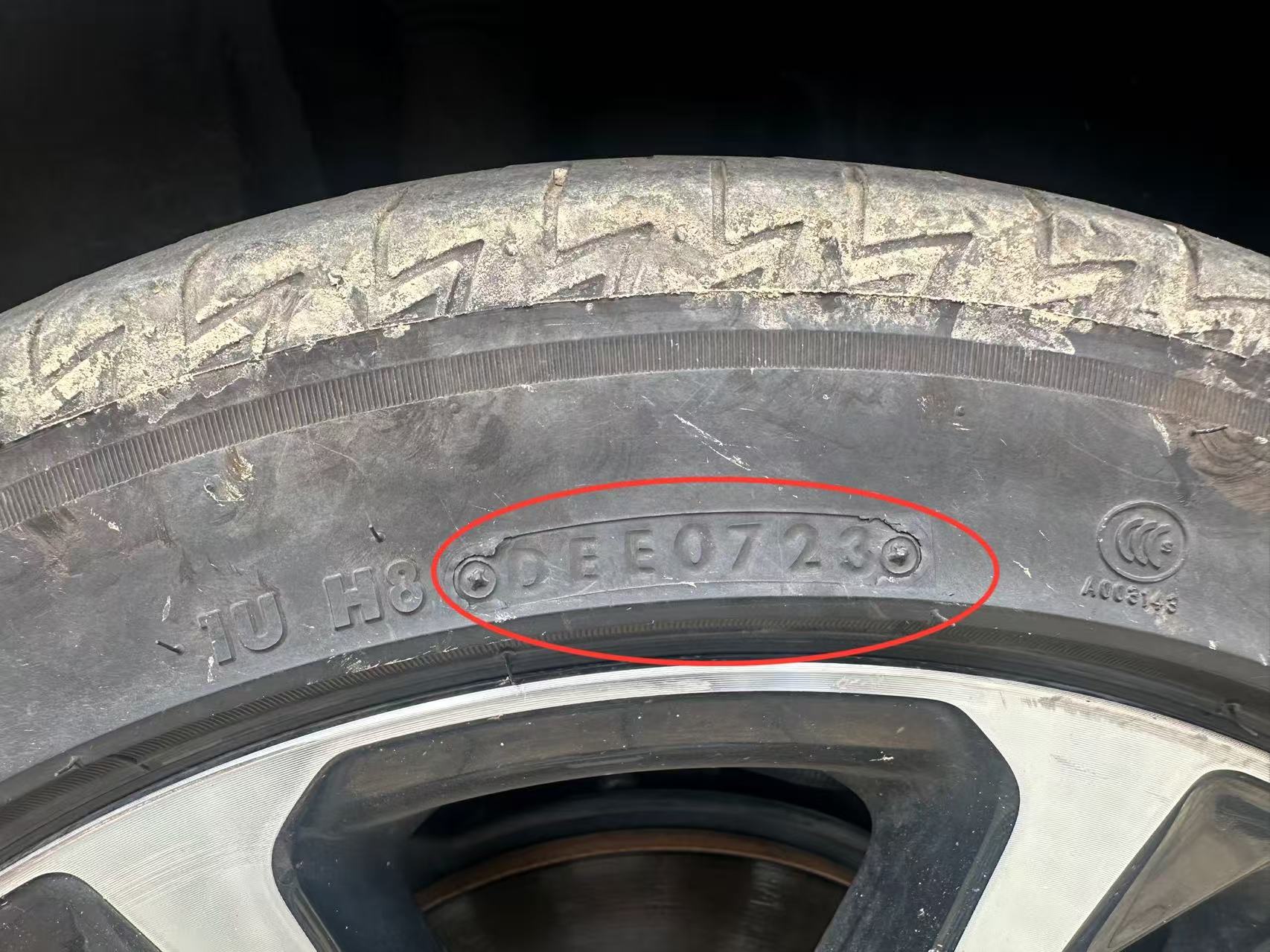 _车爆胎因素_爆胎的话胎压监测会提醒吗