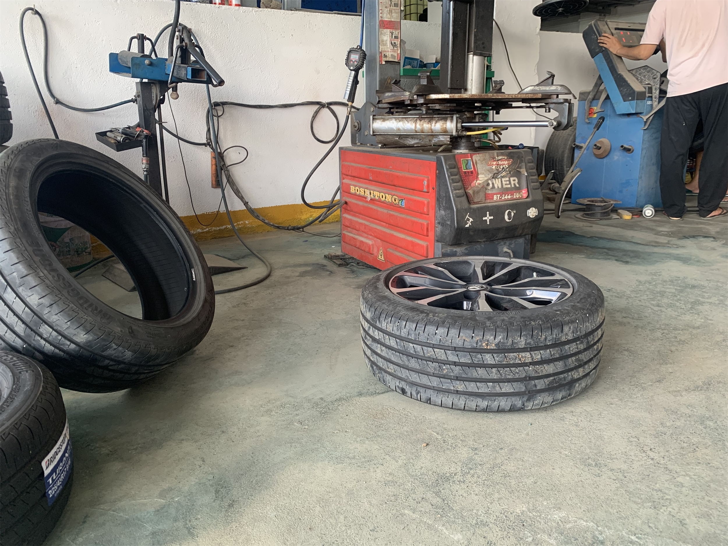 _车爆胎因素_爆胎的话胎压监测会提醒吗