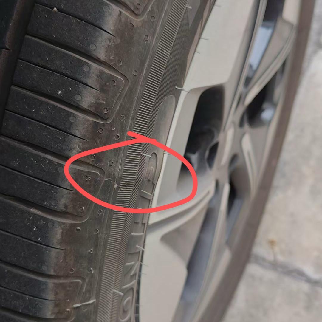 _爆胎的话胎压监测会提醒吗_车爆胎因素