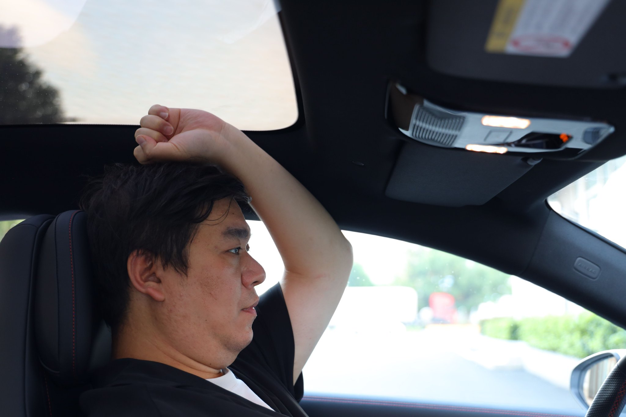 前排头部空间充足