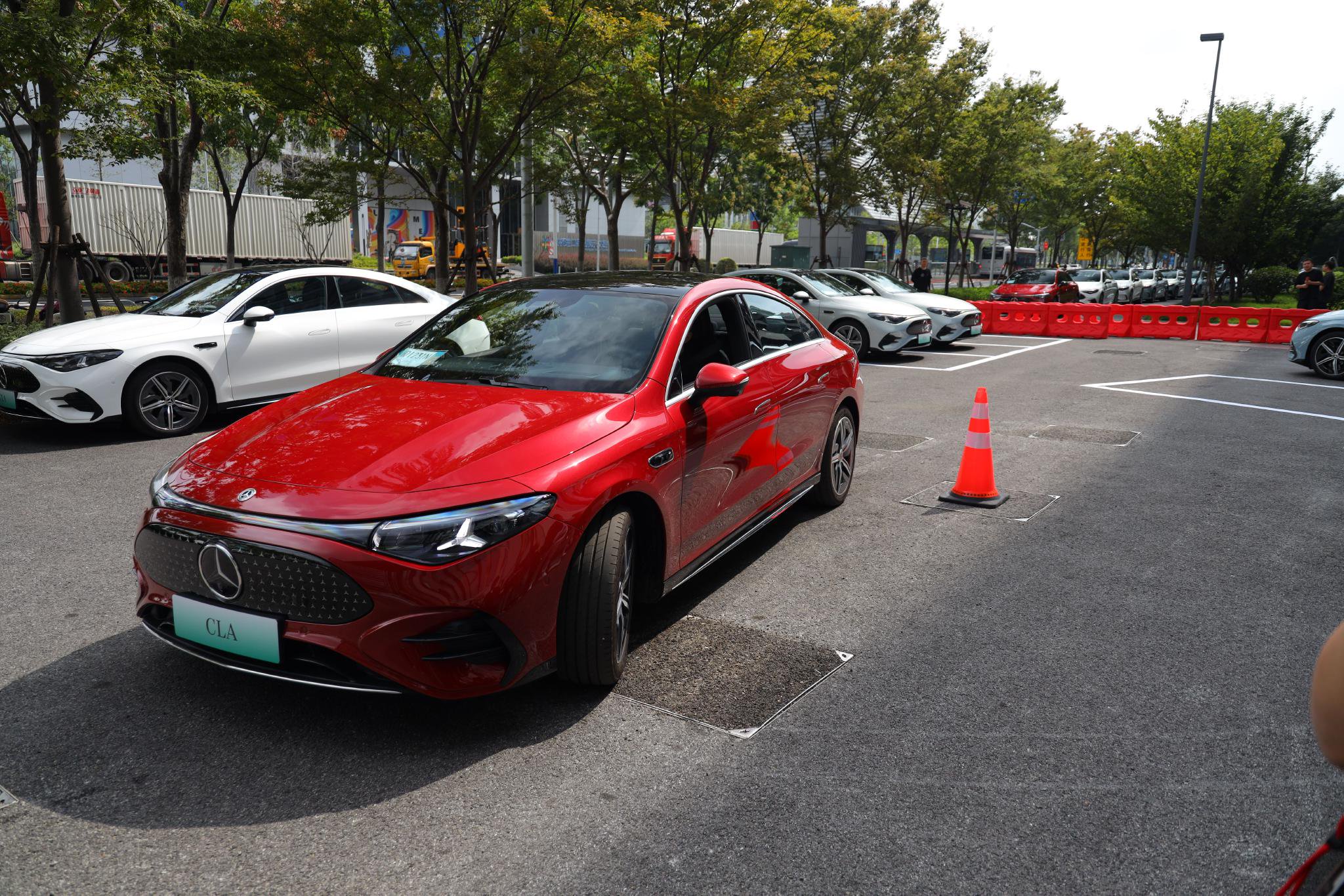 寻迹倒车，遇突发障碍物自动绕行