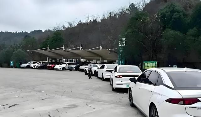 国庆堵在京津高速，600公里续航只够爬50公里：车主群炸了，有人说出了这个数字-有驾