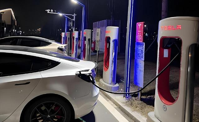 国庆堵在京津高速，600公里续航只够爬50公里：车主群炸了，有人说出了这个数字-有驾