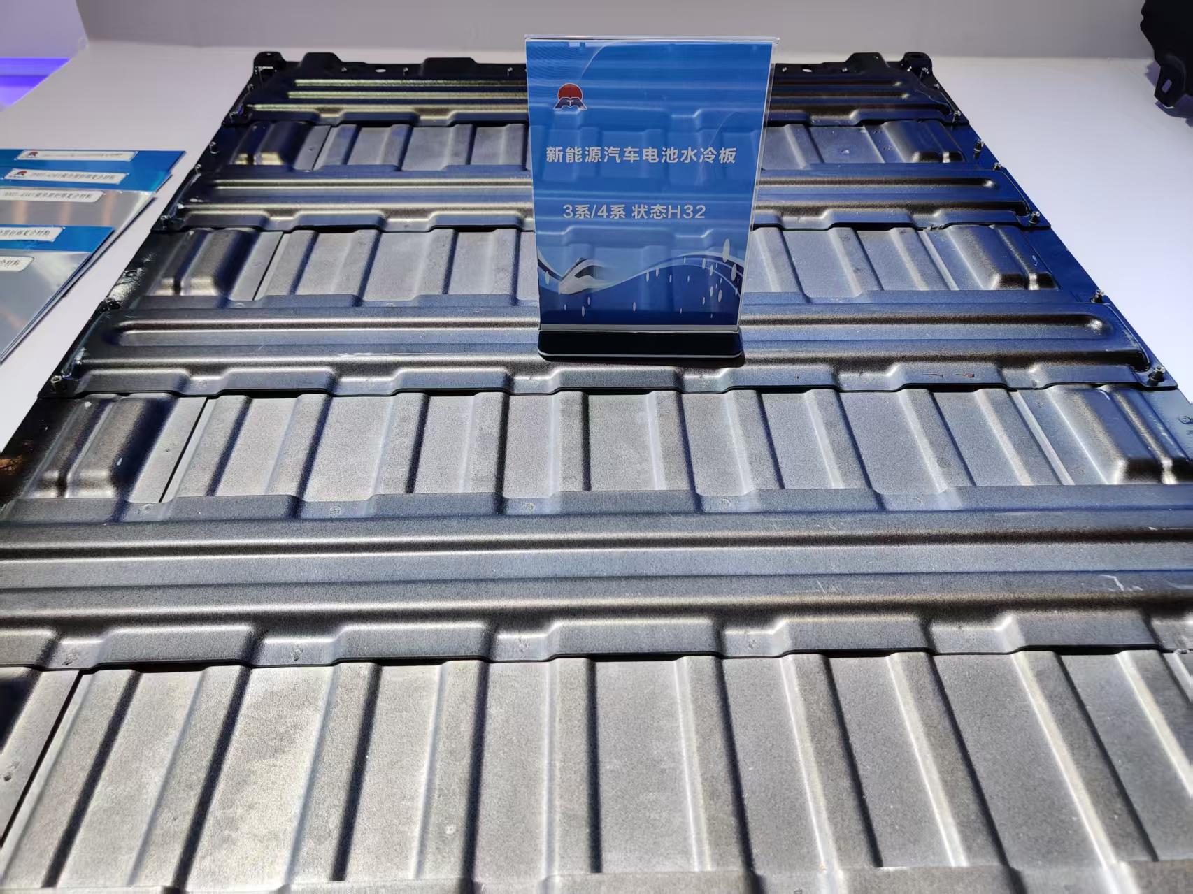 明泰铝业所产的新能源汽车电池水冷板 财联社记者摄