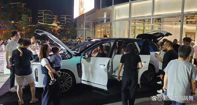 蔚来ES8热潮：纯电SUV智商税？还是真香之选？-有驾
