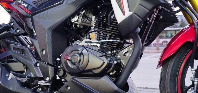 也是一样的国产摩托车,豪爵不是一样的兄弟吗?早年上市的国产精品水冷150小踏板,跑西藏高原暴露出发动机漏水漏油等通病-有驾