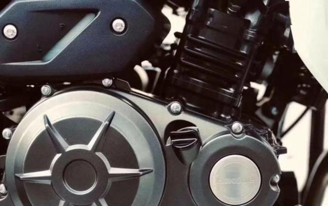 也是一样的国产摩托车,豪爵不是一样的兄弟吗?早年上市的国产精品水冷150小踏板,跑西藏高原暴露出发动机漏水漏油等通病-有驾