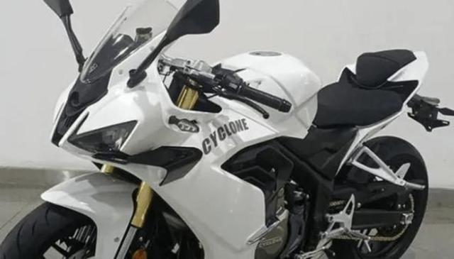 也是一样的国产摩托车,豪爵不是一样的兄弟吗?早年上市的国产精品水冷150小踏板,跑西藏高原暴露出发动机漏水漏油等通病-有驾