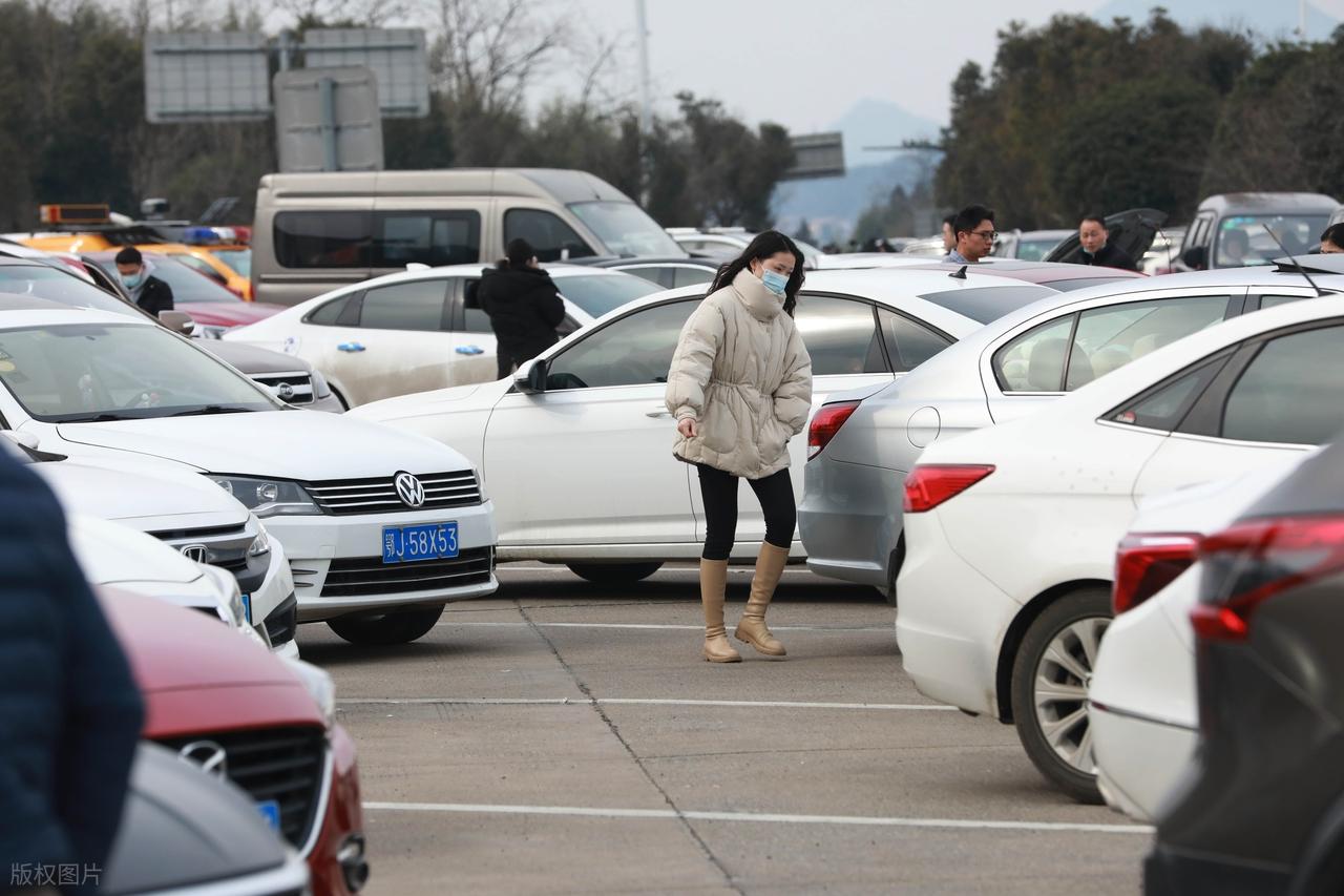 _停车中午_道路停车一直在进行中