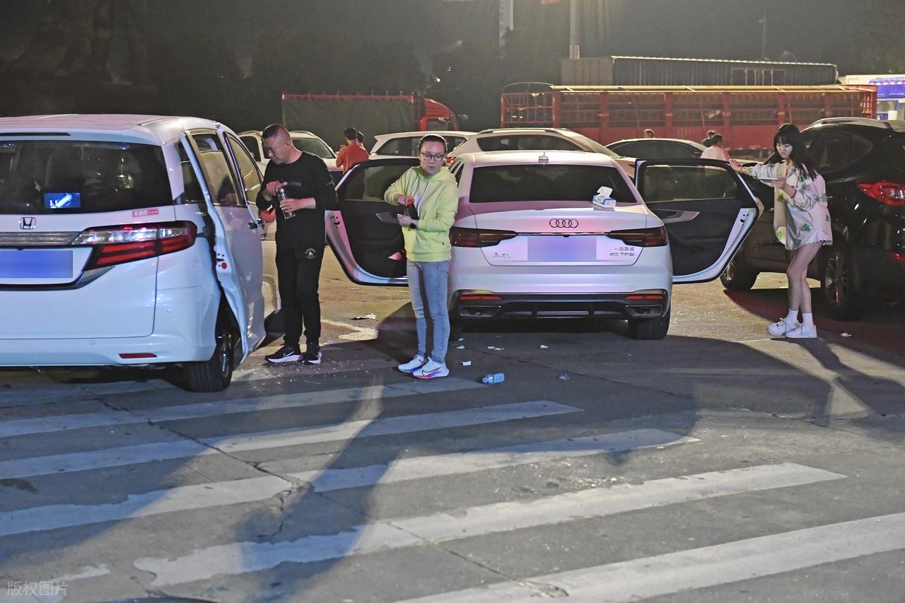 停车中午__道路停车一直在进行中