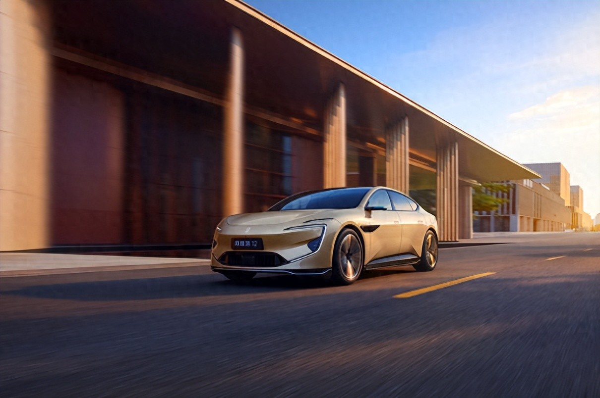 余承东：华为乾崑汽车AI千锤百炼 实现“类人”到“超人”能力提升_余承东：华为乾崑汽车AI千锤百炼 实现“类人”到“超人”能力提升_