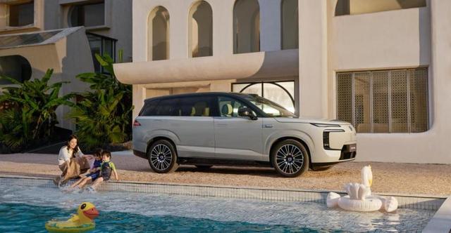 一家六口出门，后排挤成罐头？这台车让第三排成年人也坐得舒坦-有驾